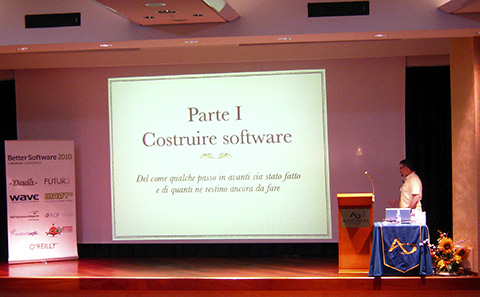 Figura 6 - Costruire software comporta molti aspetti collaterali oltre a quello di produrre "programmi": Alberto Brandolini durante la sua presentazione