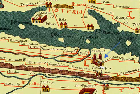Figura 8 - Un particolare della Tabula Peutingeriana che rappresenta la costa adriatica romagnola, orientata da ovest a est, e la prospiciente costa istirana collocata imprecisamente. La città di Ravenna (da noi indicata con la freccia blu), è stilizzata con la rappresentazione di mura e torri. Le strade e gli itinerari sono descritti in rosso.