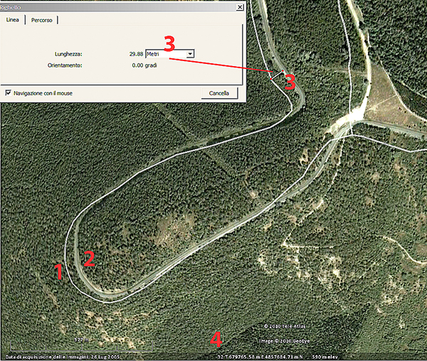 Figura 1 - Anche la madre di tutte le applicazione "geo" ossia il venerabile Google Earth soffre i problemi di georeferenziazione con cui generazioni di cartografi e tecnici GIS devono continuare a confrontarsi. Il layer con i tracciati delle strade (1) non corrisponde perfettamente con il sottostante layer di foto satellitari (2): lo strumento di misurazione ci dice che, "a occhio", la discrepanza (3) tra i due punti è di circa 30 metri. In basso, le coordinate UTM fornite (4) hanno precisione sub-metrica: una "esattezza" inutile quando l'errore tra i due livelli di informazione è così elevato.