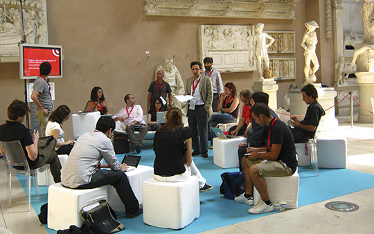 Figura 5 - L'inizio dei lavori del panel Internet Better Society, tra le copie in gesso di immortali sculture.