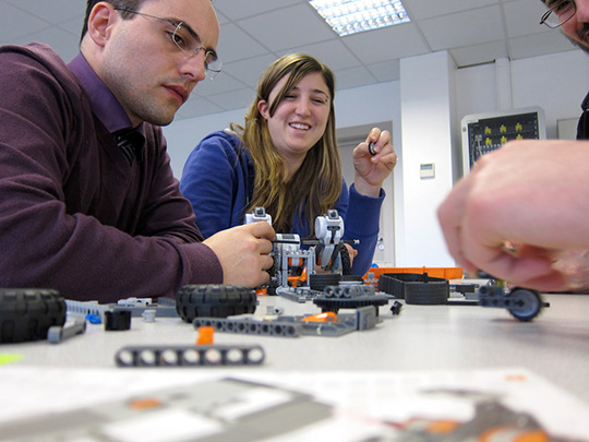 Figura 10 - Lavorare su un robot di Lego è divertente e impegnativo allo stesso tempo, come si può notare dalle espressioni mia e di Marissa.
