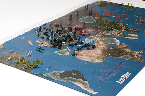 Figura 3 - Axis & Allies, un esempio in cui l’astrazione rende più fluido il gioco, nonostante i molti parametri che dovrebbero essere presi in considerazione per simulare il movimento delle truppe sul terreno.