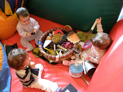 Figura 6 - “Cesto delle cose”: semplici oggetti comuni diventano per bambini anche in tenerissima età uno strumento di esplorazione, da esperire con tutti i sensi.