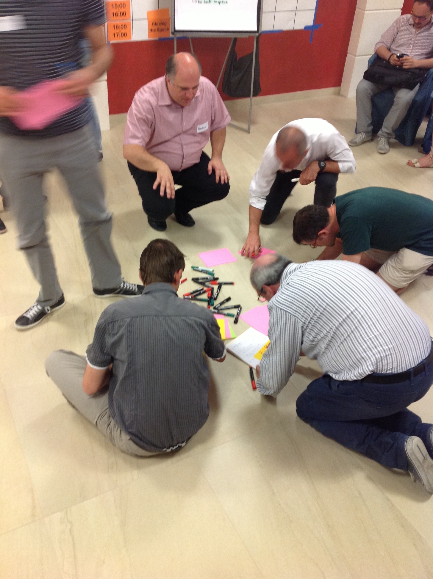 Figura 9 - Preparazione dei cartoncini per la presentazione dei talk.