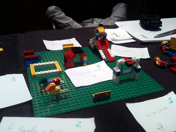Figura 17 - Un piccolo parco giochi con cavallucci a dondolo, scivolo e altalena, durante la Review.