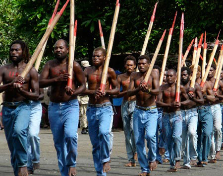Figura 2 - Dopo molti anni, sopravvivono sull’isola ancora celebrazioni di stampo religioso-militare le quali tendono a mettere in scena parate militari alle quali gli indigeni avevano assistito nel periodo dell’occupazione.