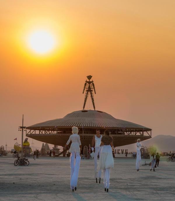 Figura 3 - Celebrazione del Burning Man: il tema dell’edizione 2013 era proprio il Cargo Cult.