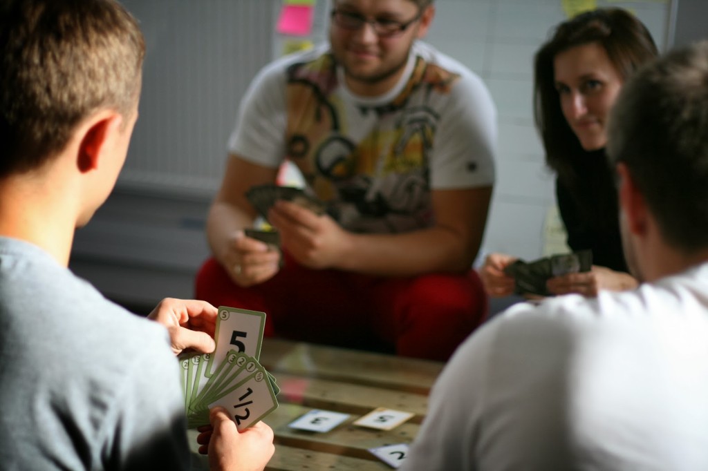 Figura 2 - col planning poker, in un ambito rilassato e divertente, tramite carte da gioco, biglietti, le dita delle mani o una app sullo smartphone, si arriva a votare, ovvero pesare, la complessità in punti di ogni storia.