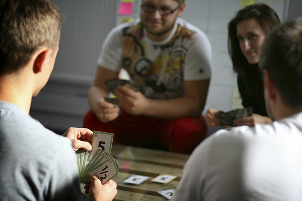 Figura 2 - Con il planning poker, in un ambito rilassato e divertente, tramite carte da gioco, biglietti, le dita delle mani o una app sullo smartphone, si arriva a votare, vale a dire “pesare”, la complessità in punti di ogni storia.