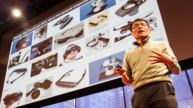 Figura 3 - Un esempio più recente: Tom Chi illustra la prototipazione rapida dei Google Glass.