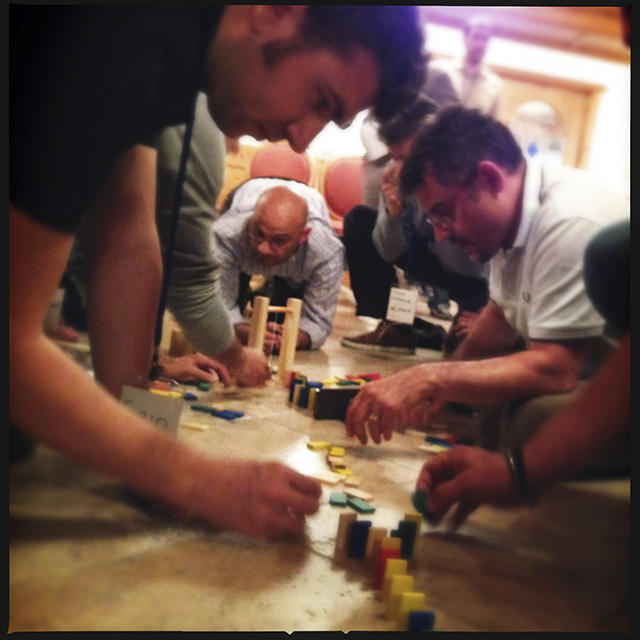 Figura 3 - Domino run: un ottimo modo per rompere il ghiaccio e creare un positivo clima di collaborazione.