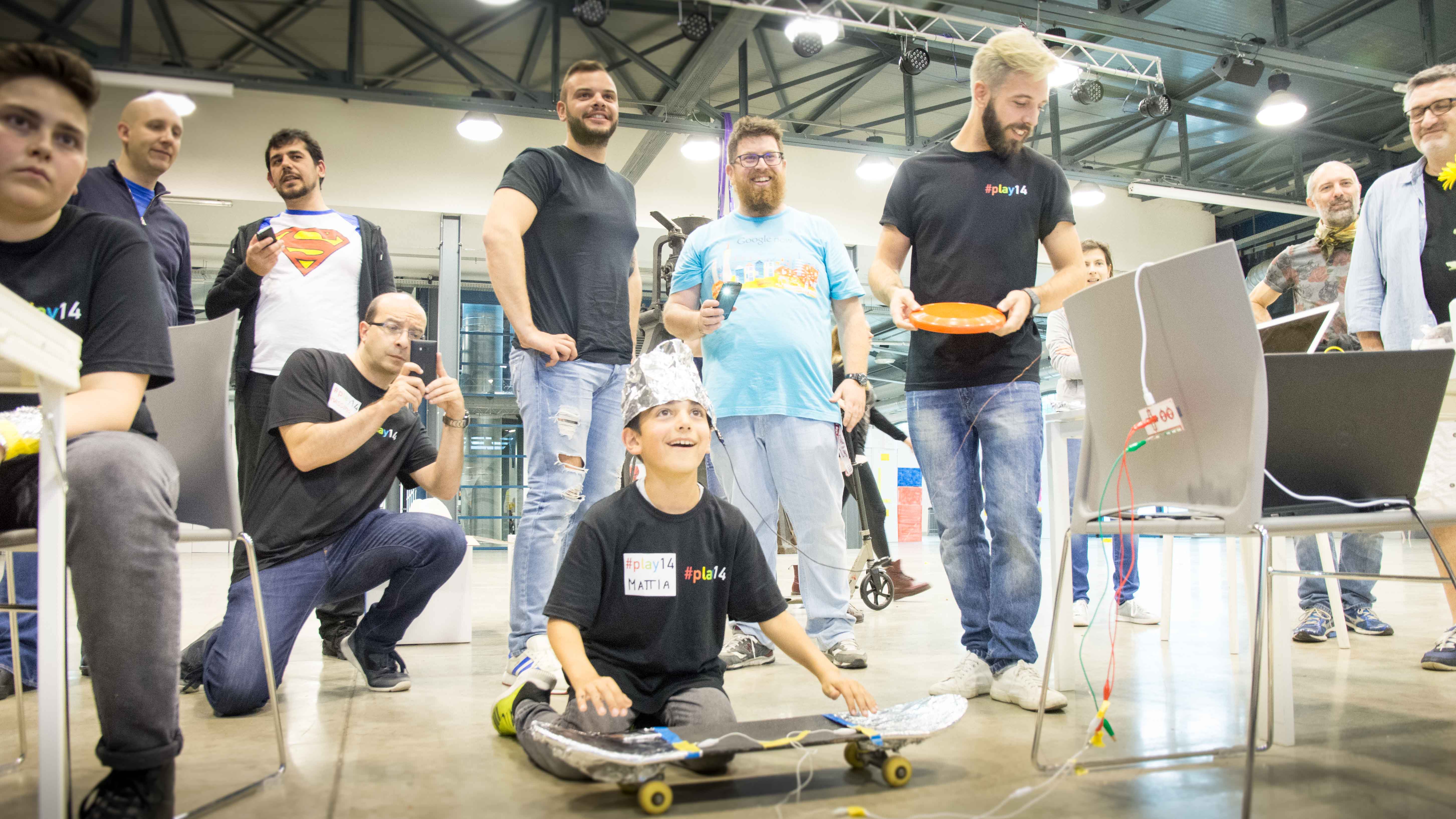 Un bambino, un caschetto di stagnola e uno skateboard: ecco il controller per Arkanoid.