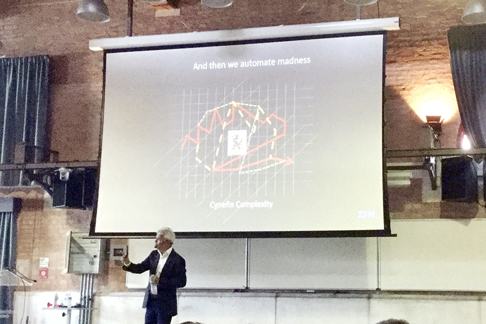 Il keynote finale di Phil Abernathy sulla Business Agility: la soluzione non sta nell’automazione… della follia.
