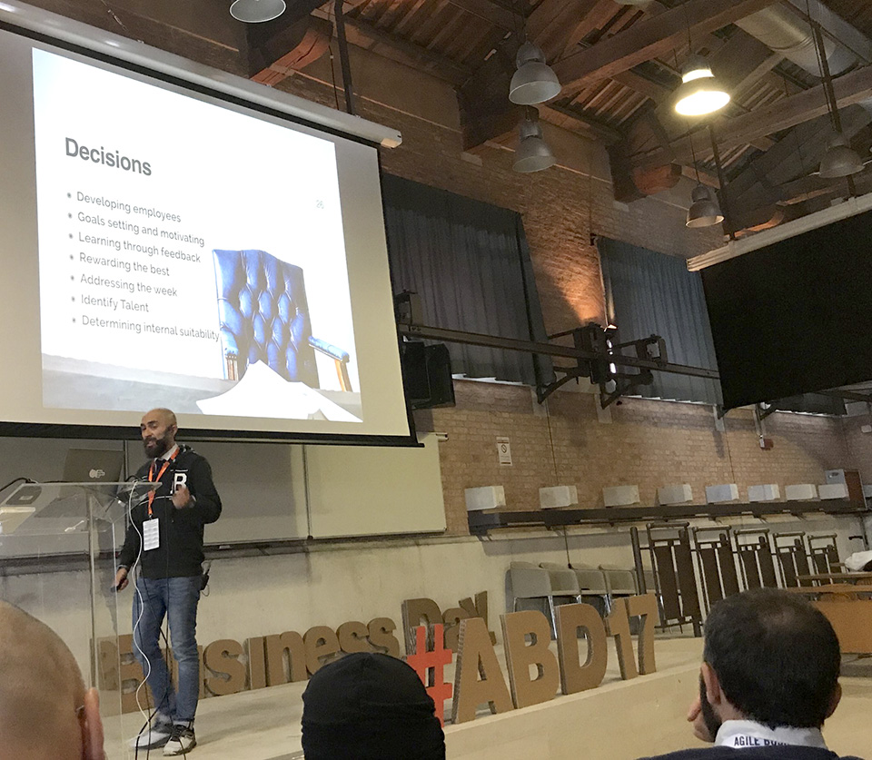 Marco Calzolari ha affrontato il tema della quantificazione delle performance delle persone, sfatando molti “miti” che sono in genere dati per scontati, a partire dal fatto che il miglior motivatore sia il denaro…