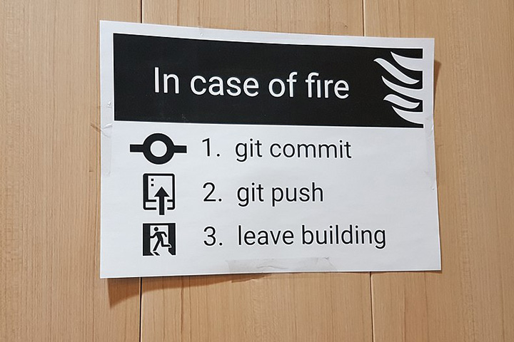 Git è uno strumento fondamentale nel panorama attuale dello sviluppo e quindi anche del DevOps. Fin troppo, a giudicare dall’immagine…