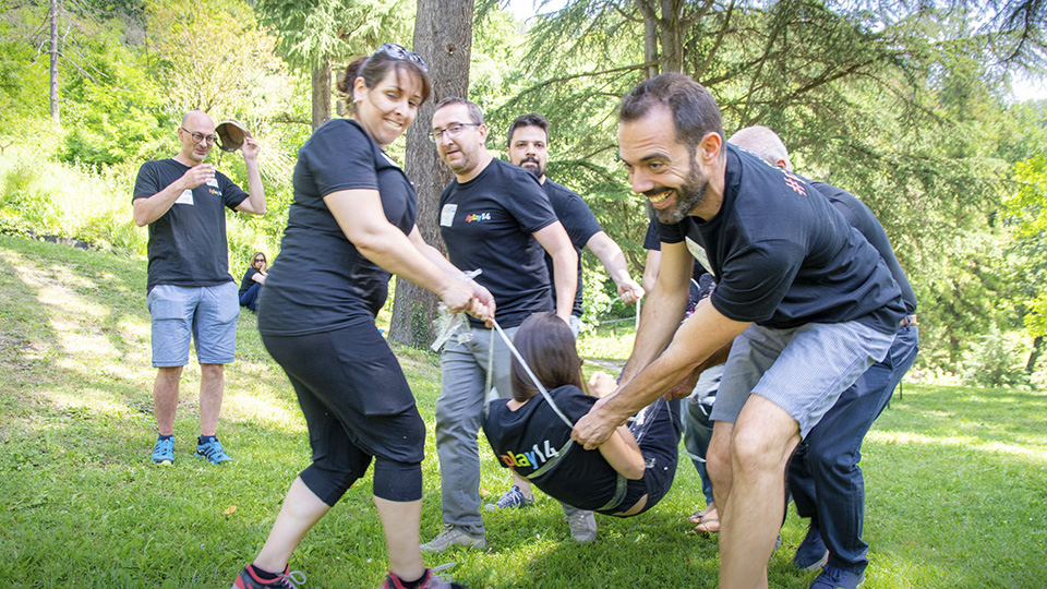 Il gioco prevedeva di trasportare dei compagni con una barella improvvisata fatta di nastro adesivo: servono capacità di collaborazione, soluzione dei problemi, pensiero laterale.