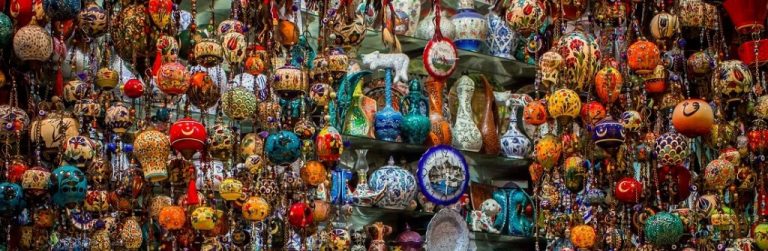 Il bazar di una città del Vicino Oriente, ricco di merci e di prodotti da acquistare. Ma cosa scegliere?