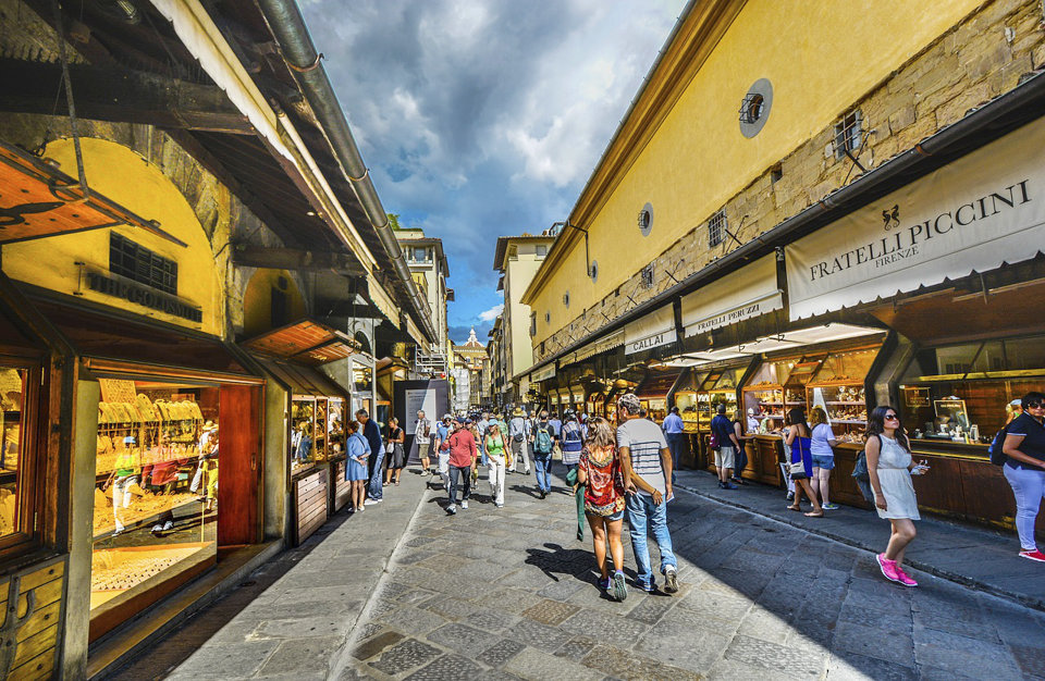 Shopping a Firenze: i negozi del ponte Vecchio godono di un’alta pedonabilità naturale (foto di Kirk Fisher da Pixabay).