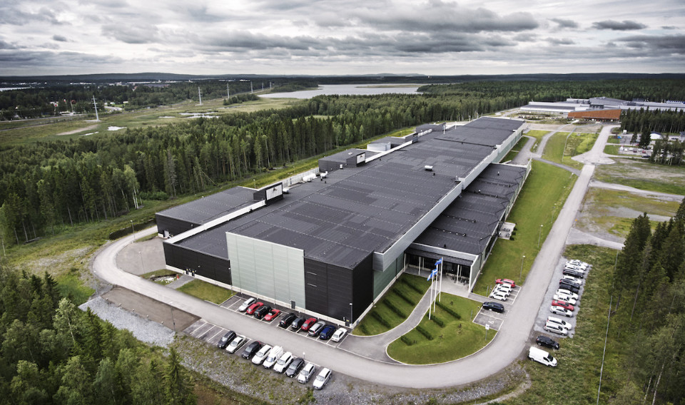 Figura 3 - Un Data Centre di Facebook, in Svezia. In questo capannone di 300 metri per 100 viene conservata una parte dei post condivisi sul social network. Anche ciò che ci appare come “immateriale” ha bisogno di spazio.