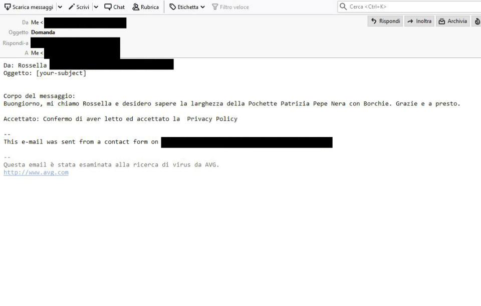 Figura 4 - Una cliente chiede le misure di una borsa. Una semplice dimostrazione di come spesso la soluzione più efficace sia sotto il naso.