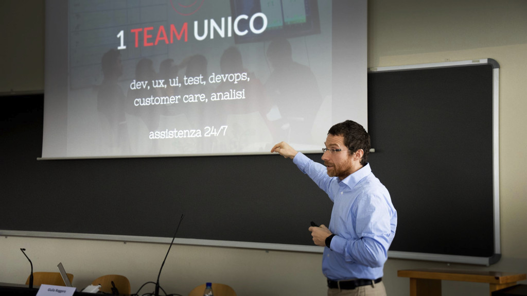 Figura 1 – Giulio Roggero di Mia-Platform presenta l’organizzazione interdisciplinare in un unico team all’Agile for Innovation 2018