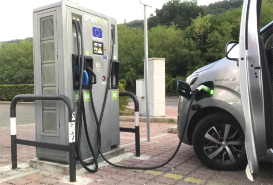 Il veicolo Toyota collegato a una colonnina di ricarica. La diffusione di queste infrastrutture sta progressivamente aumentando e rappresenta un elemento fondamentale per l’esperienza utente con un’auto elettrica.