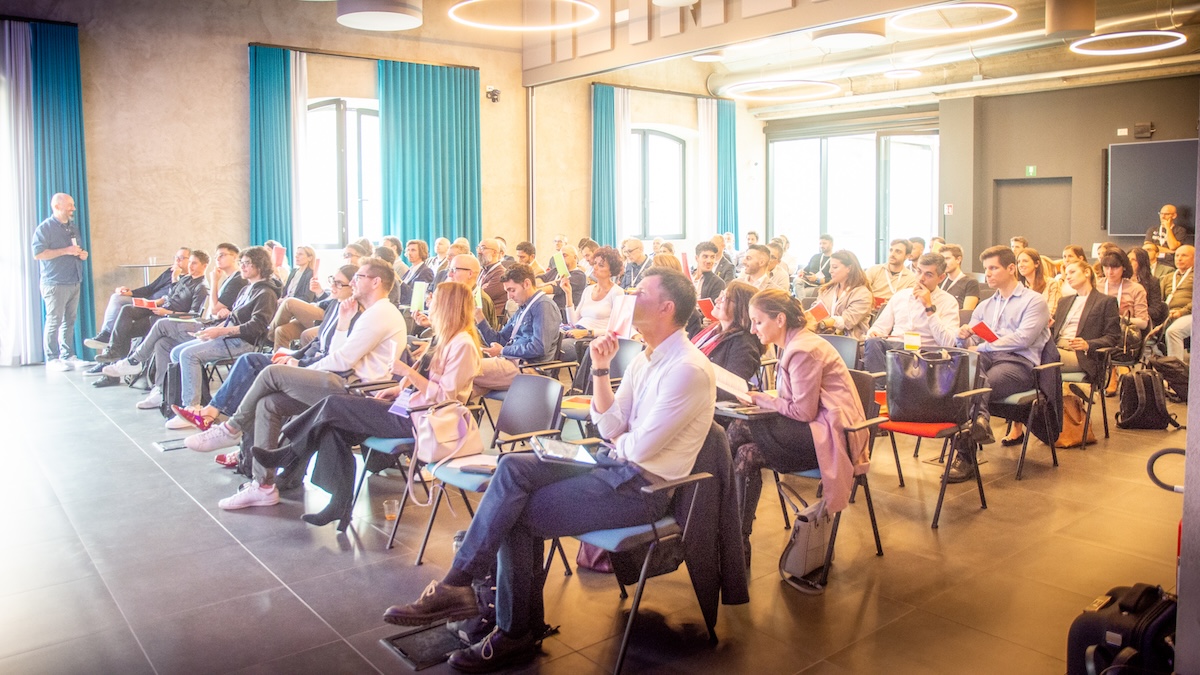 Figura 1 - Officine CredEm è una struttura ricavata da una ex fabbrica avionica a Reggio Emilia. Nella foto, i partecipanti all'Agile Forum, uno degli eventi lì organizzati da Agile Reloaded.